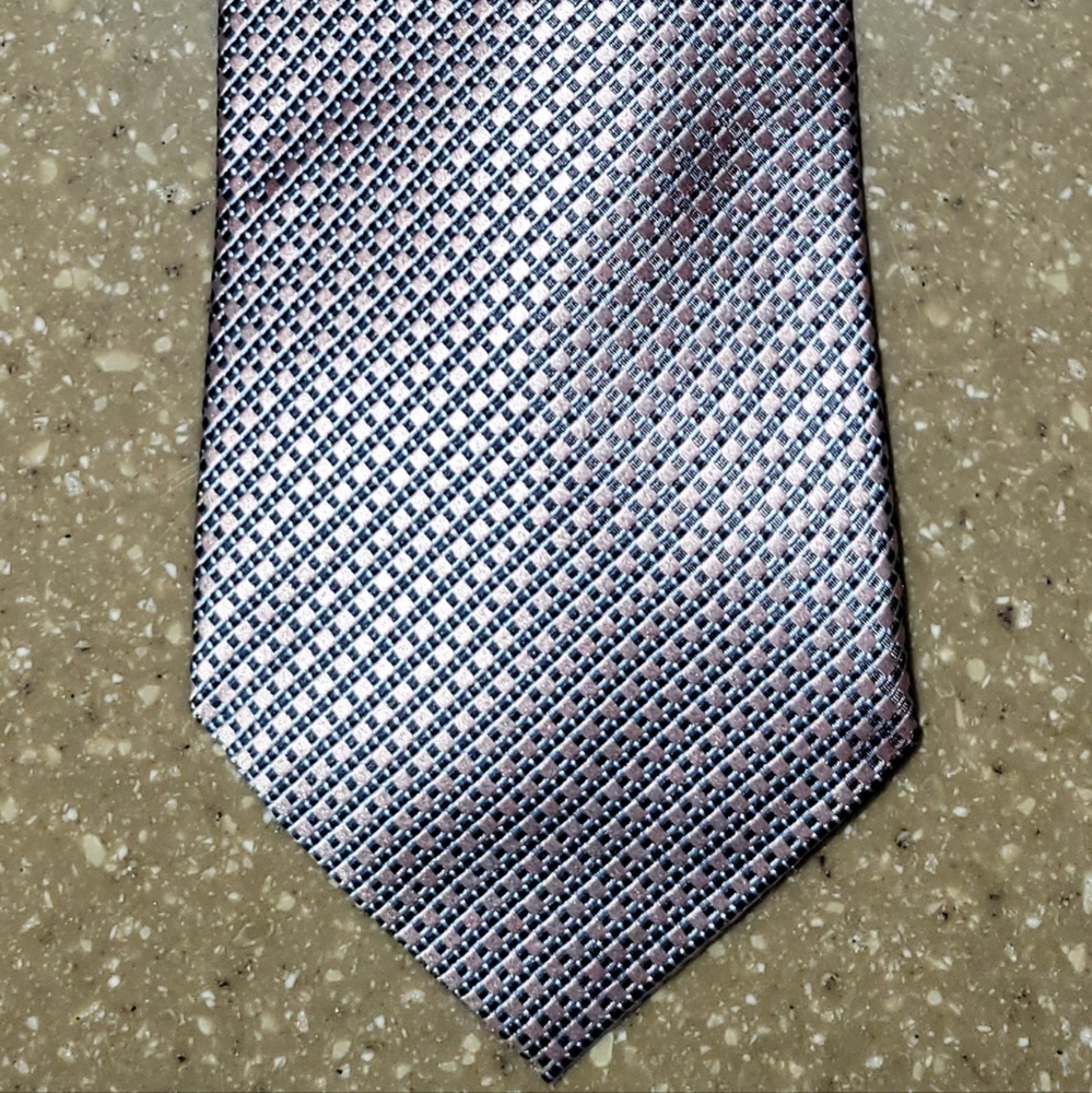 Roundtree and Yorke easy care tie